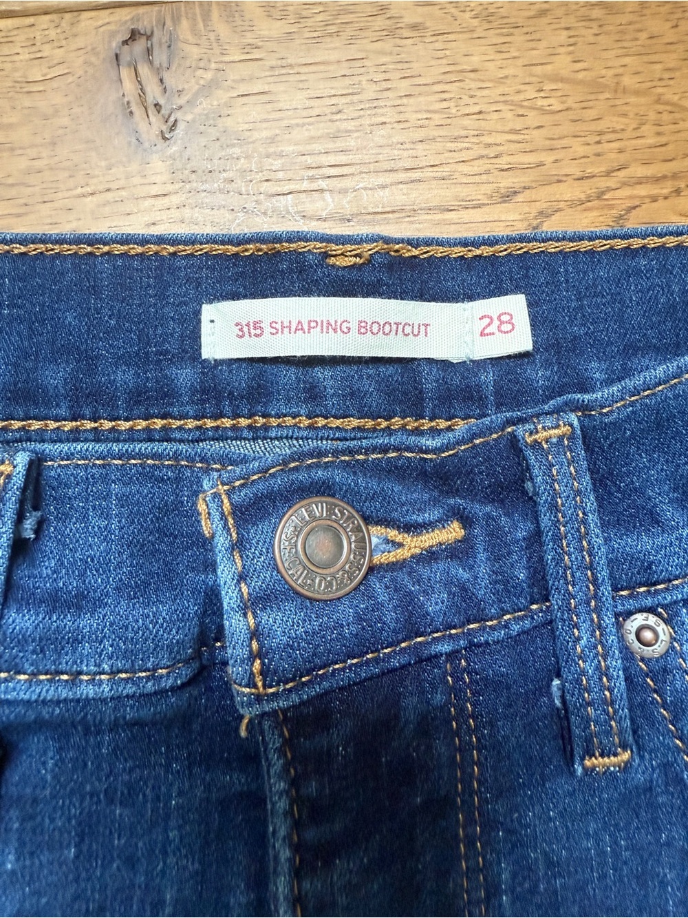 Levi's High Rise 315 shaping Bootcut Jeans in a dark wash. Size 28 - Picture 3 of 6
